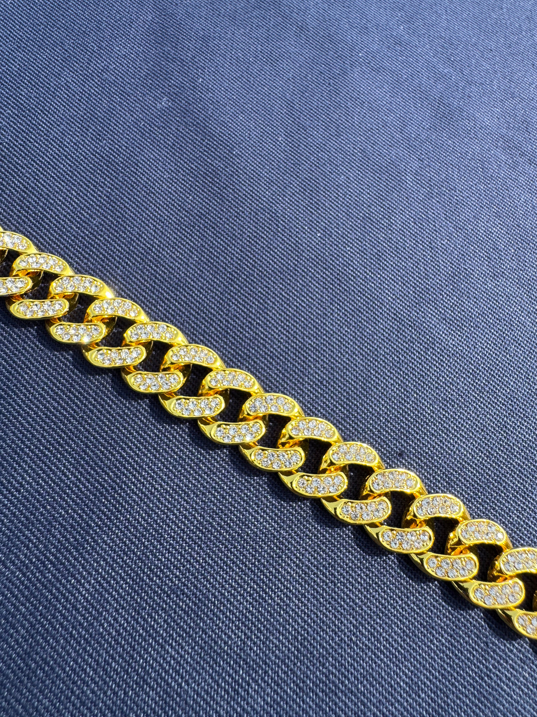 Collier Or Pavllove bijou en strass, accessoire haut de gamme pour chiens et chats, alliant beauté et confort.