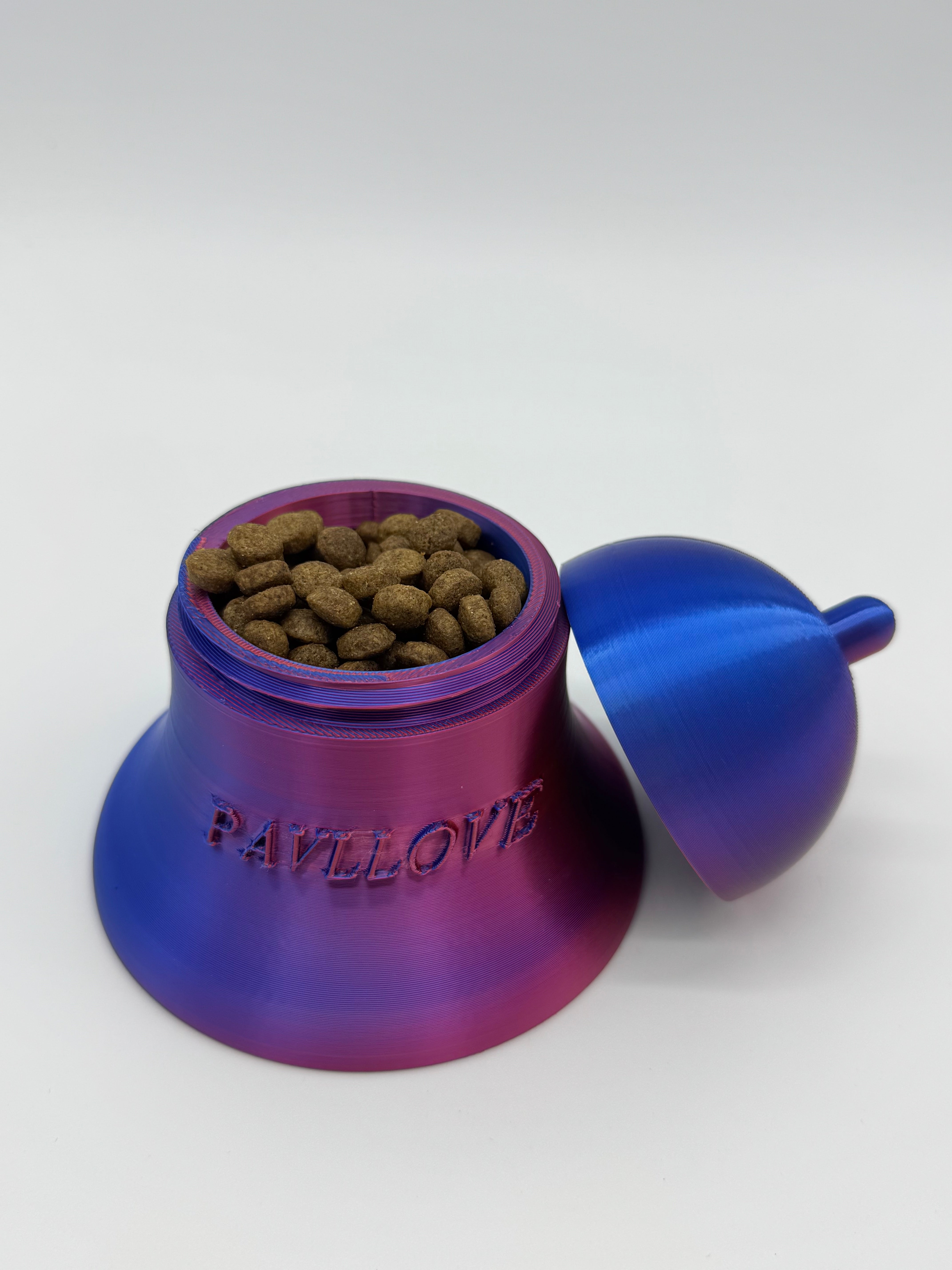 Cloche artisanale et personnalisable pour croquettes et friandises animaux de compagnies, parfait pour balade. Marque française Pavllove 