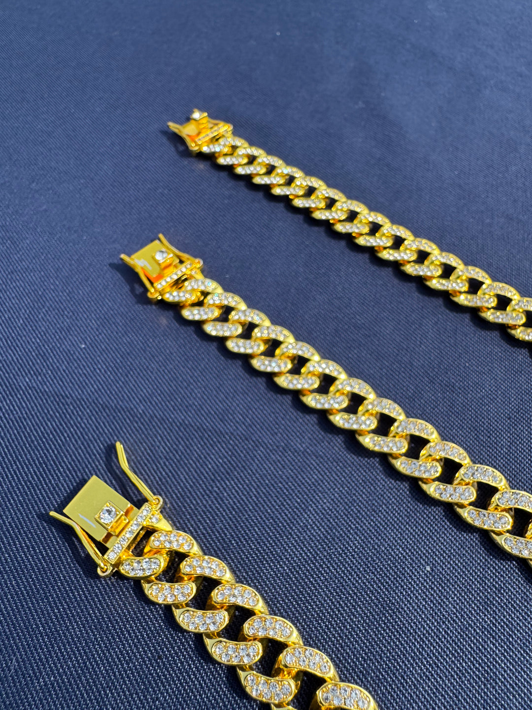 Collier doré Pavllove, bijou unique qui sublime le style et la personnalité des chiens et chats raffinés.