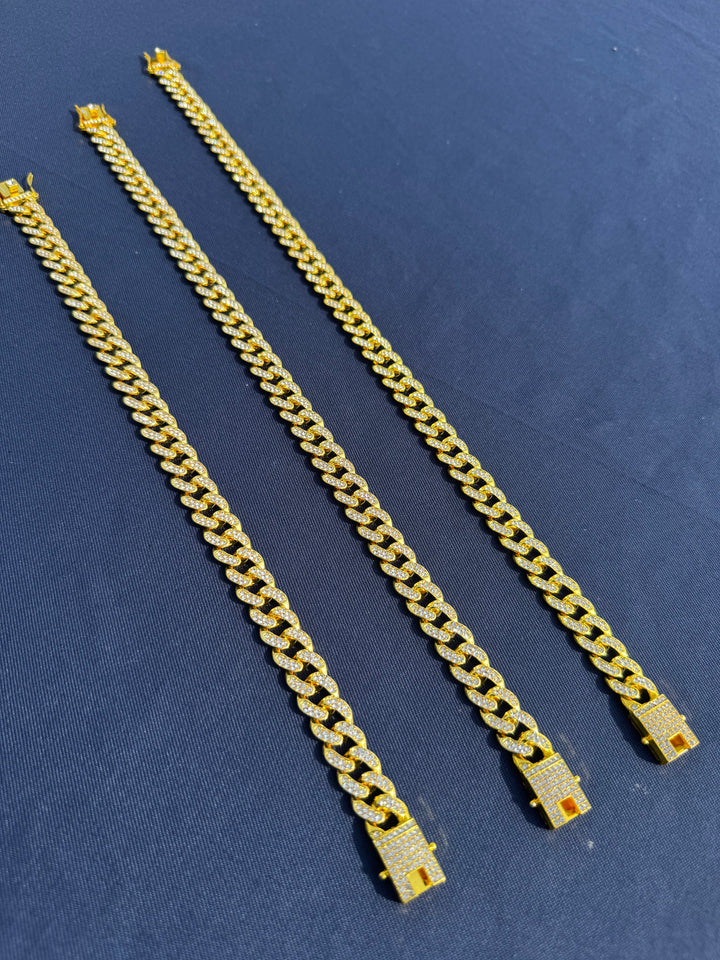 Collier Pavllove brillant pour chien et chat, bijou étincelant avec finitions argentées, conçu en France.

Photo de collier Or pour chien et chat Pavllove, strass étincelants et boucle ajustable, accessoire de luxe et de confort.