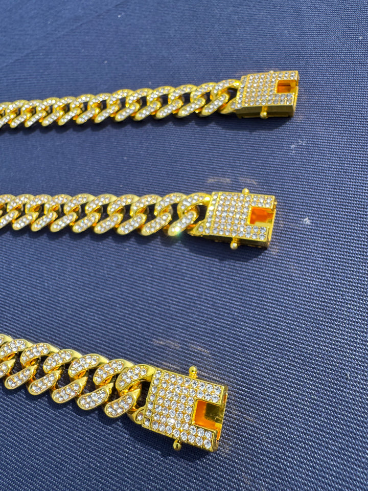 Collier doré Pavllove orné de strass scintillants, accessoire premium pour chiens et chats, design chic et raffiné.