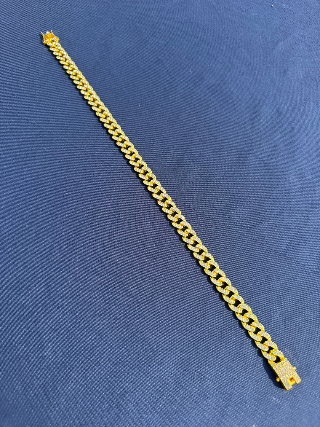 Collier bijoux pour chien et chat Pavllove en strass scintillants, accessoire de luxe fabriqué en France, élégant et confortable.