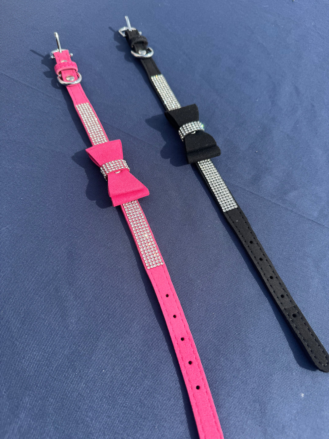 Collier élégant Pavllove avec nœud papillon et strass, bijou premium pour chiens et chats de toutes tailles, fabrication française.