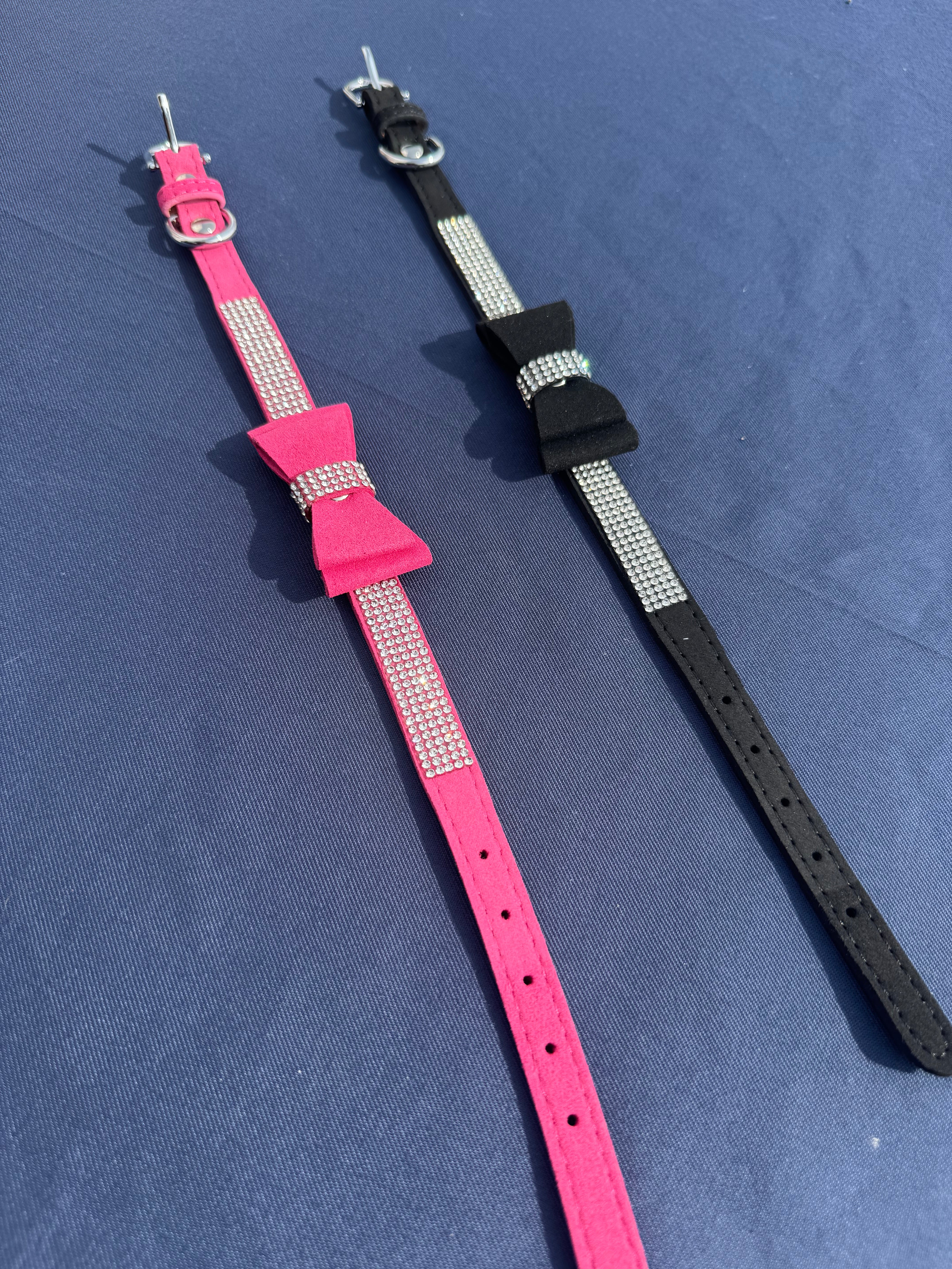 Collier élégant Pavllove avec nœud papillon et strass, bijou premium pour chiens et chats de toutes tailles, fabrication française.