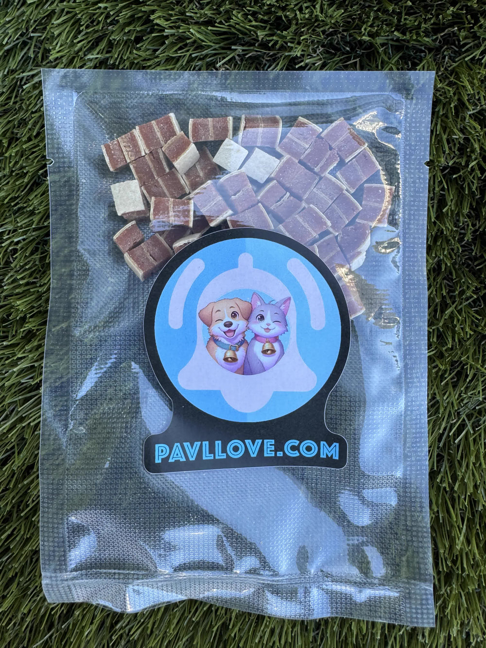 Cubes de saumon et poulet Pavllove, friandises artisanales haut de gamme pour chat adulte et stérilisé.