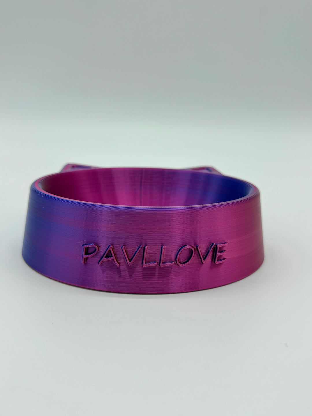 Pavllove – gamelle unique pour chien et chat, création artisanale française, couleurs bleu profond et violet scintillant.