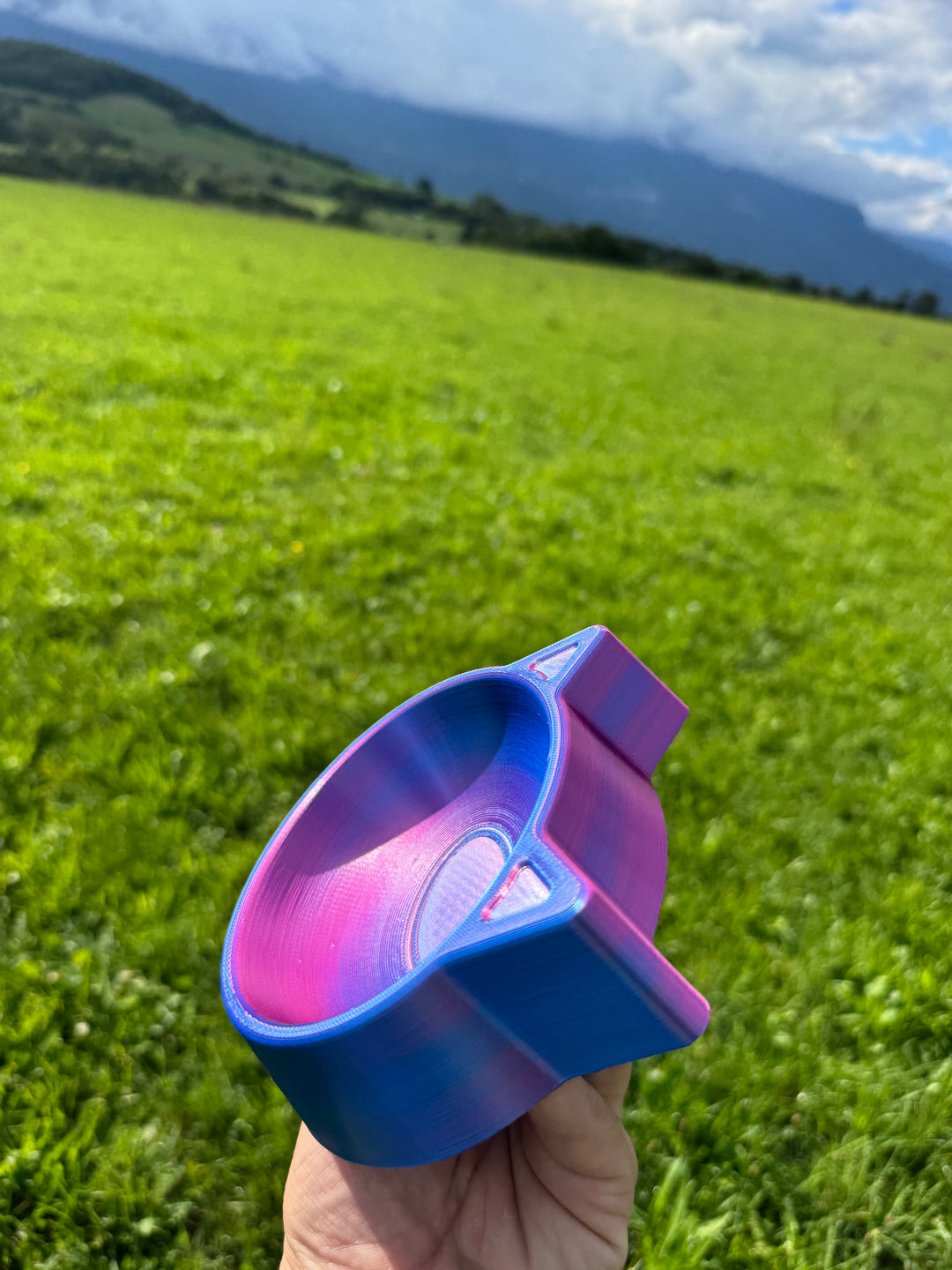 Pavllove – gamelle artisanale pour chien ou chat, personnalisable, design bleu-violet aux reflets violine, fabrication française.