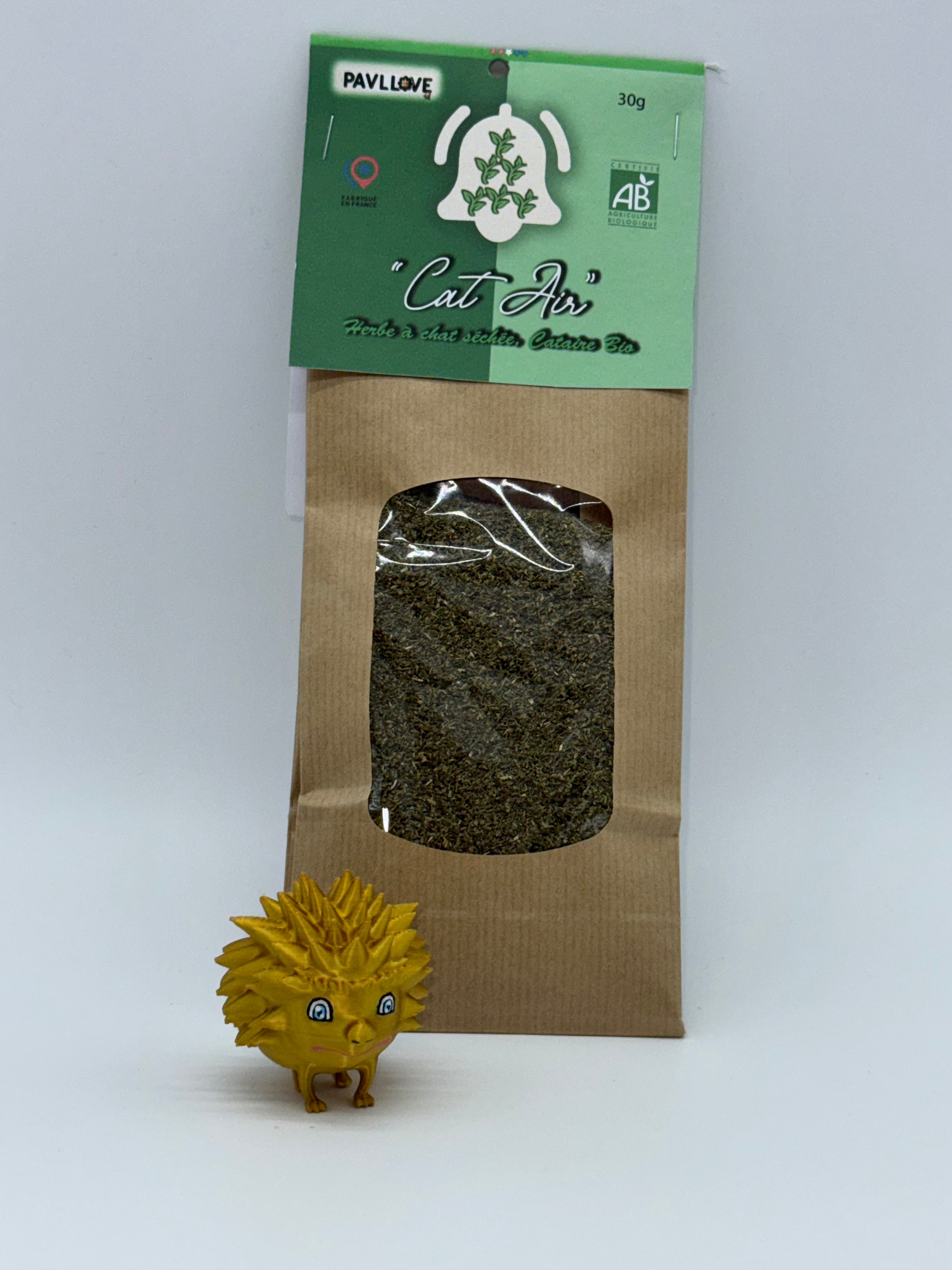 Chat découvrant Cat’Air Pavllove – cataire bio séchée, herbe naturelle stimulante, relaxante et écologique.