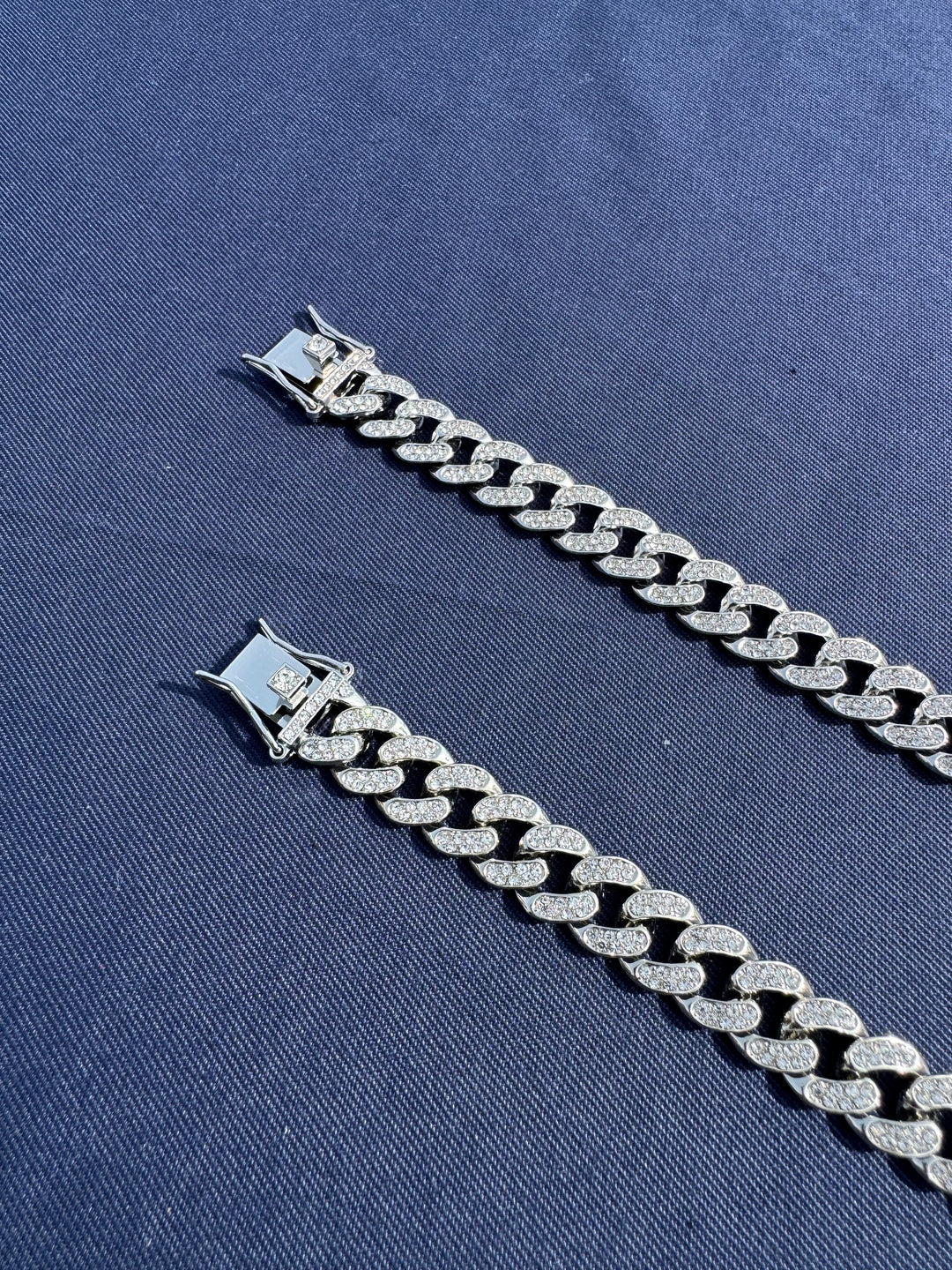 Gros plan sur un collier pour chien et chat Pavllove, finition argentée avec strass étincelants, boucle ajustable et design artisanal français.