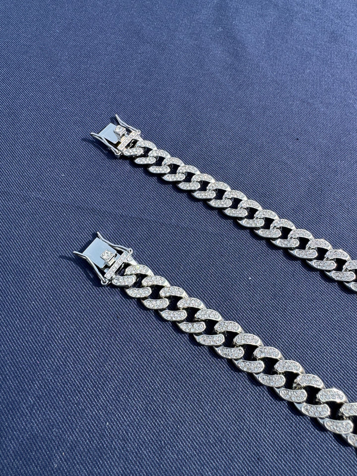 Gros plan sur un collier pour chien et chat Pavllove, finition argentée avec strass étincelants, boucle ajustable et design artisanal français.