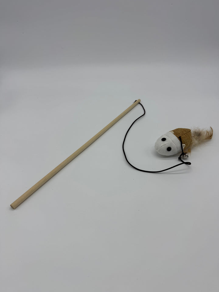 Souris, suspendu à un fil parfait pour jouer avec un chat