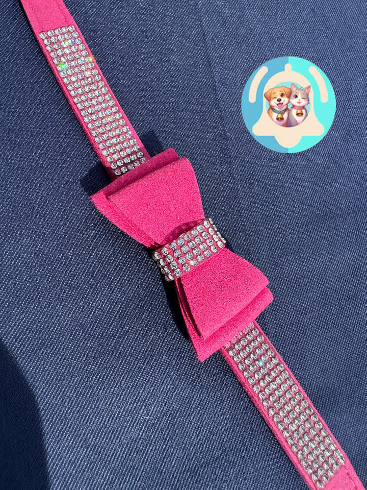 Chat élégant avec collier Pavllove nœud papillon, bijou brillant et confortable, parfait pour les grandes occasions.