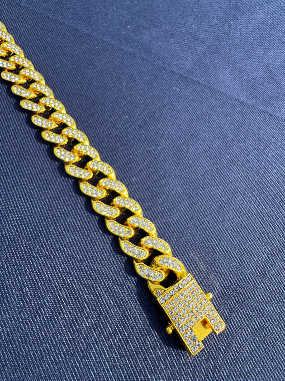 Chien portant un collier en or Pavllove décoré de strass, bijou luxueux alliant élégance et bien-être animal.