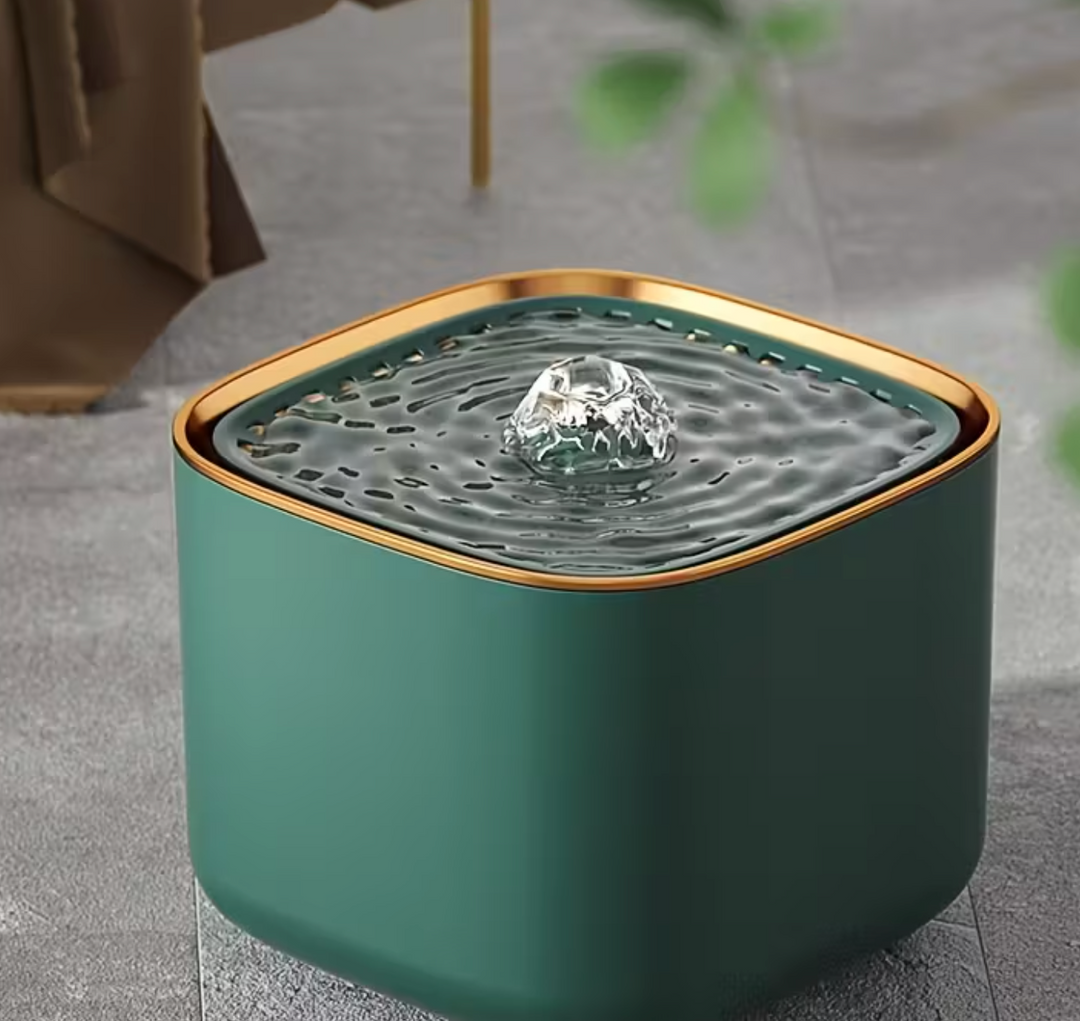 Chat buvant à une fontaine à eau Pavllove, eau fraîche et pure en continu, accessoire apaisant et design pour bien-être félin.